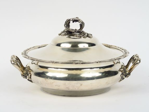 Légumier de style rocaille en argent, poinçon Minerve.  818 g