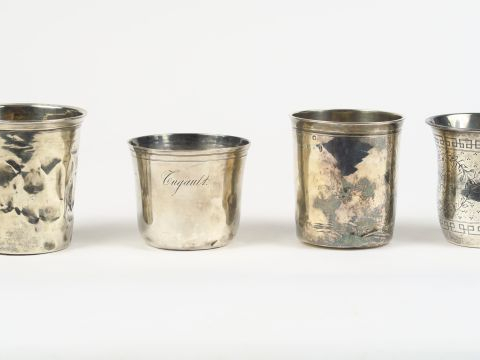 Quatre différentes timbales en argent. 255 g