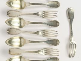 Vente aux enchères Six grands couverts en argent, modèle au filet, monogrammés, poinçon V