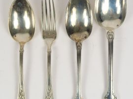 Une grande et une petite cuillère, un couvert de style Louis XVI en ar