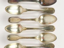 Vente aux enchères 10 grandes cuillères en argent XVIIIe modèle au filet.  842 g