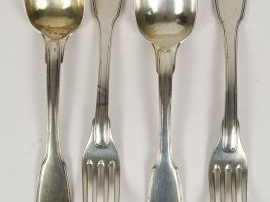 Vente aux enchères 2 couverts en argent modèle au filet, poinçon au coq. Poids :