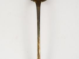 Une grande louche en argent.  237 g