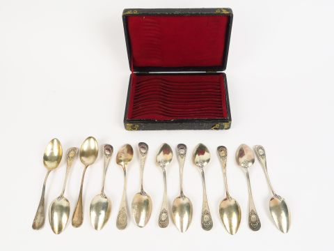 12 cuillères à café en argent, poinçon Minerve monogrammées dans leur 