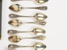 12 cuillères à café en argent, poinçon Minerve monogrammées dans leur 