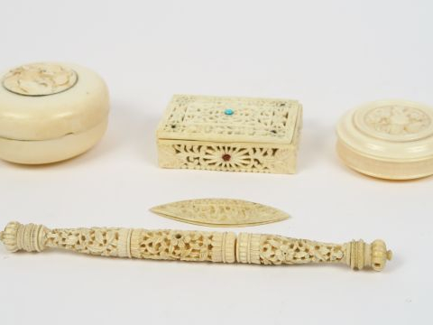 Etui à aiguilles en ivoire sculptée à décor de fleurs , 2 boites ronde