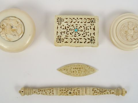 Etui à aiguilles en ivoire sculptée à décor de fleurs , 2 boites ronde