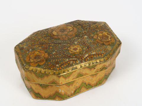 Boite de style Louis XVI en marqueterie de paille décor de fleurs