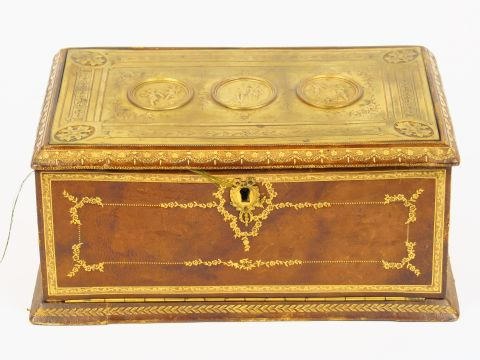 Ecrin à bijoux de style Louis XVI en cuir, couvercle en métal gravé à 