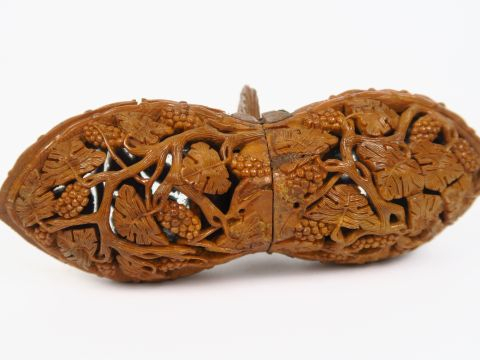 Boite début XIXème en corozo, à décor de personnages et de pampres (pe