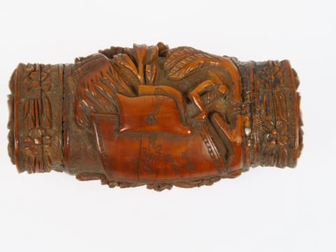 Boite à priser en corozo début XIXème à décor d'aigle et de trophée na