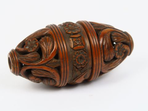 Œuf à fil début XIXème en corozo sculpté, à décor de fleurs et de feui