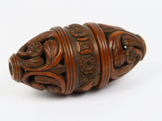 Vente aux enchères Œuf à fil début XIXème en corozo sculpté, à décor de fleurs et de feui