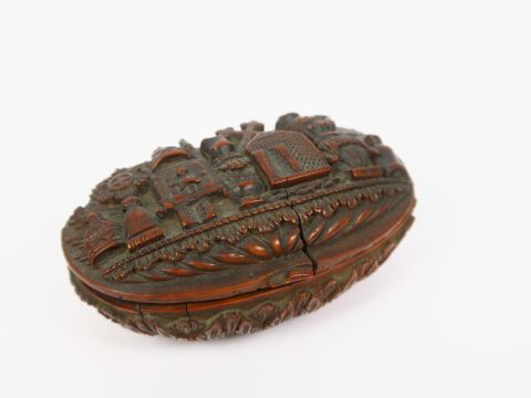 Boite à priser en corozo à décor d'objets lithurgiques (petits acciden