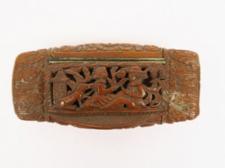 Vente aux enchères Boite à priser fin XVIIIème début XIXème en corozo sculpté, à décor de