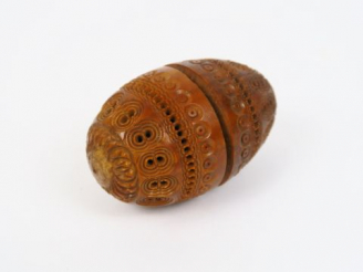 Vente aux enchères Œuf à chapelet en corozo à décor de motifs géométriques