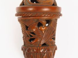 Etui à fil fin XVIIIème en corozo sculpté, à décor de fleurs et de tor