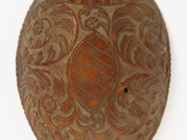 Demi noix sculptée XIXème à décor de poissons et de rinceaux feuillagé