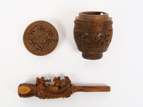 Une boite en forme de médaille, partie d'œuf à chapelet, fume cigarett