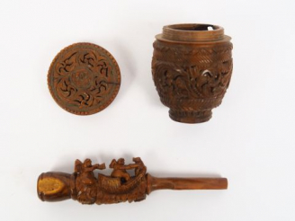 Vente aux enchères Une boite en forme de médaille, partie d'œuf à chapelet, fume cigarett