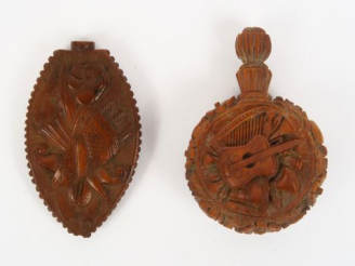 Vente aux enchères Deux flacons fin XVIIIème début XIXme en corozo, à décor de trophée d'