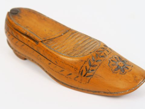 Boite début XIXème en buis en forme de soulier