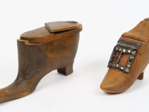 2 différentes boites à priser en bois naturel en forme de soulier