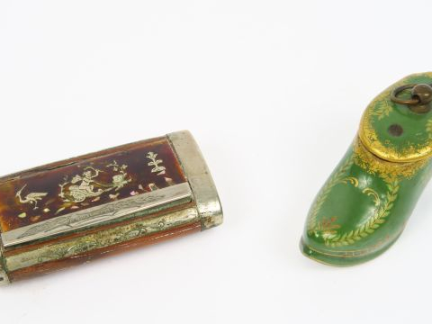 Boite à priser Napoléon III en corne, écaille et nacre, boite à priser