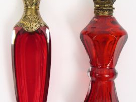 Vente aux enchères Flacon à odeurs de style Louis XVI en cristal à teinte rubis et argent