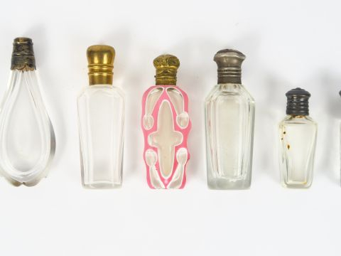 Flacon à odeurs XIXème en overlay bouchon en pomponne, 5 différents fl