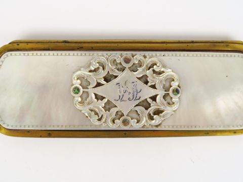 Etui Napoléon III en nacre et métal doré monogrammé (une plaque de nac