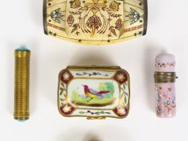 Boite à priser en os gravé , boite à pilules en porcelaine , flacon de