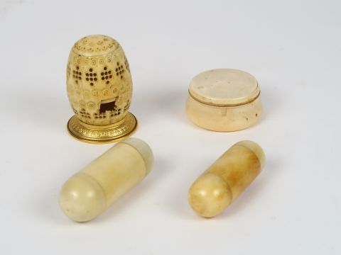 2 étuis à aiguilles , boite en ivoire (accident), œuf à chapelet en iv