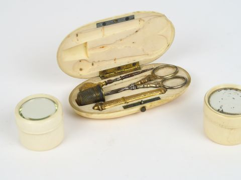 Nécessaire à couture XIXème en ivoire et métal , 2 boites en ivoire et