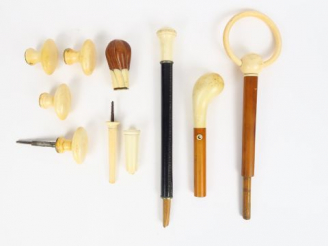 Vente aux enchères 4 poignées de porte en ivoire, 2 manches d'ombrelle en partie en ivoir