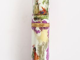 Etui de style Louis XVI en porcelaine polychrome à décor de scène gala