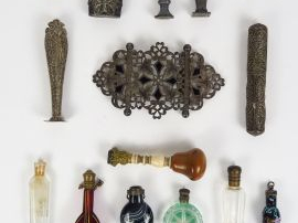 Vente aux enchères 3 différents cachets en métal , un étui en métal filigranné , boucle d