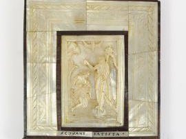 Plaque en nacre gravée figurant le baptême du Christ (accidents)