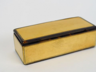 Vente aux enchères Boite rectangulaire XIXème en écaille blonde et ivoire (petits acciden