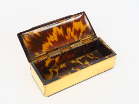 Boite rectangulaire XIXème en écaille blonde et ivoire (petits acciden