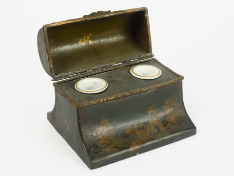 Encrier en tôle peinte à décor de château fort sur fond vert