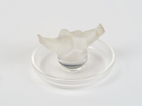 LALIQUE. Baguier en cristal à décor de moineau, signée