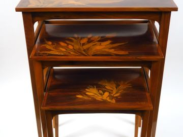 GALLE. Suite de trois tables gigognes en marqueterie, à décor de fleur