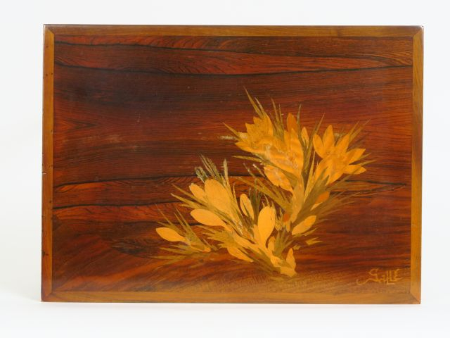 GALLE. Suite de trois tables gigognes en marqueterie, à décor de fleur