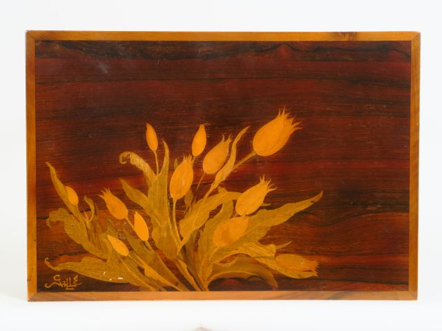 GALLE. Suite de trois tables gigognes en marqueterie, à décor de fleur