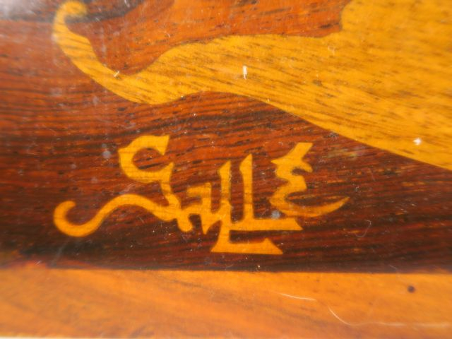 GALLE. Suite de trois tables gigognes en marqueterie, à décor de fleur