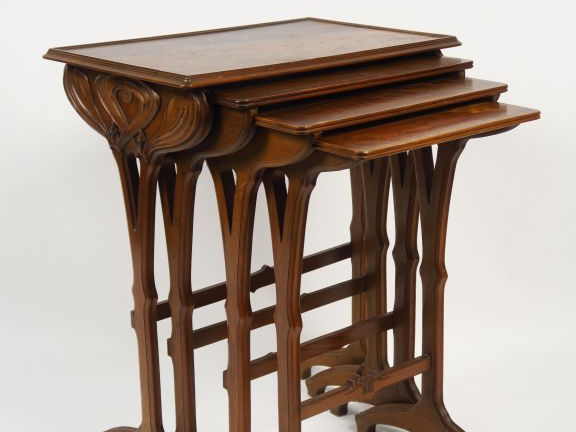 GALLE.  Suite de quatre tables gigognes en marqueterie, à décor de vég