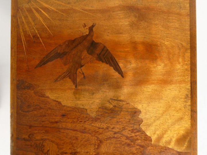 GALLE.  Suite de quatre tables gigognes en marqueterie, à décor de vég