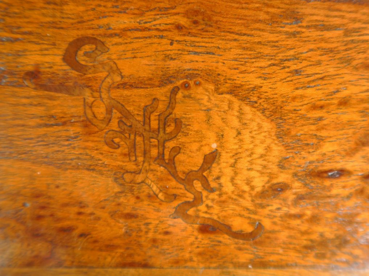 GALLE.  Suite de quatre tables gigognes en marqueterie, à décor de vég