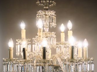 BACCARAT. Lustre à pampille en cristal, éclairant à 15 lumières. H. 10